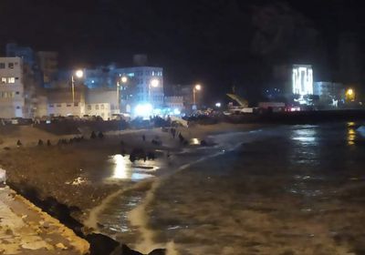 تحذيرات من ارتفاع الأمواج بسواحل حضرموت ليلا