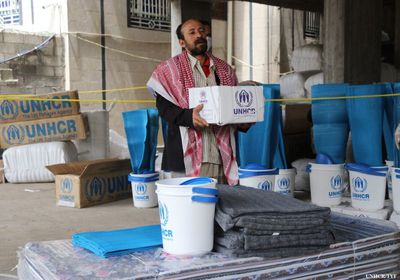 "مفوضية اللاجئين" توزع مواد إيواء في تعز وإب