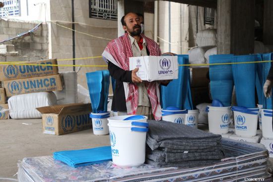 "مفوضية اللاجئين" توزع مواد إيواء في تعز وإب