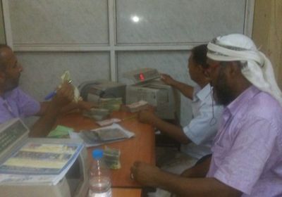 تطبيقًا للإدارة الذاتية.. "الواجبات الزكوية" بردفان يودع إيراداته بـ"الأهلي"