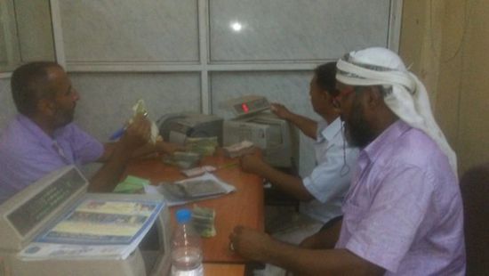 تطبيقًا للإدارة الذاتية.. "الواجبات الزكوية" بردفان يودع إيراداته بـ"الأهلي"