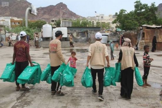 "سلمان للإغاثة" يوزع كسوة العيد على 40 ألف طفل