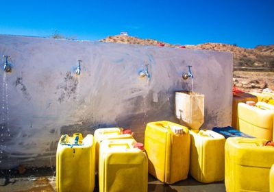 "الدولية للهجرة" توصل المياه إلى 50 موقع بالحديدة