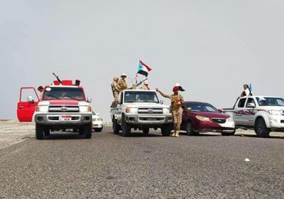 أهالي ذي ناخب بيافع يسيرون قافلة لجبهة أبين (صور)