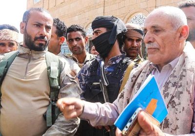 احتجاز سيارات عسكرية خلال محاولة بيعها بالضالع