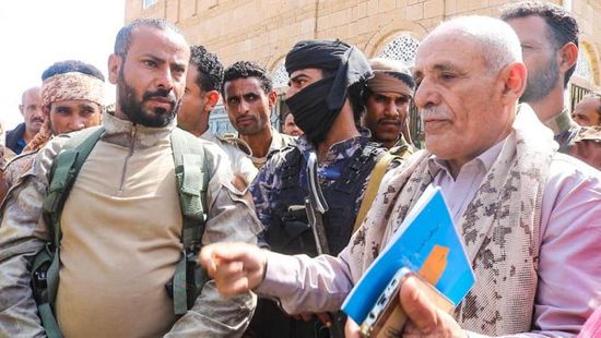 احتجاز سيارات عسكرية خلال محاولة بيعها بالضالع