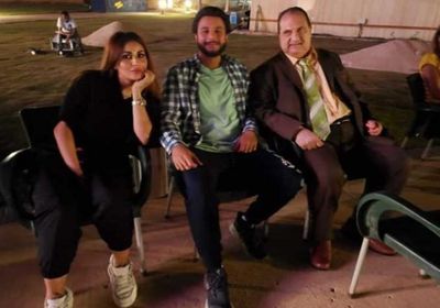 أحمد الفيشاوي بصحبة زوجته في كواليس "30 مارس"