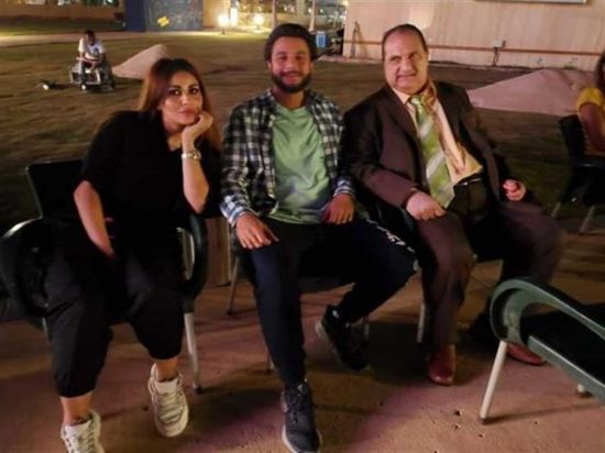 أحمد الفيشاوي بصحبة زوجته في كواليس "30 مارس"