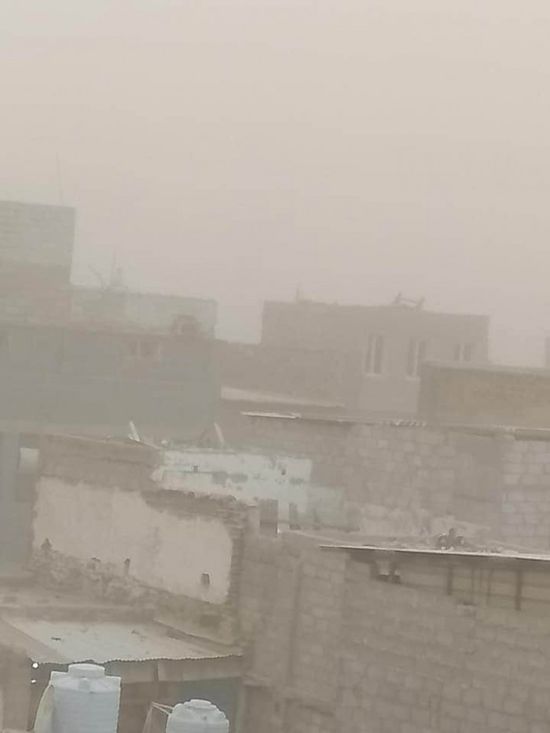 عاصفة رملية ورياح شديدة على العاصمة عدن (صور)