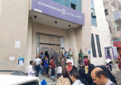 بعد إيقافه صرف المرتبات.. مسلحون يغلقون مصرف الكريمي بتعز