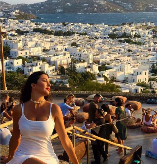 لاميتا فرنجية تستعيد ذكريات رحلتها لليونان (صور)