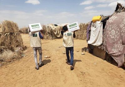 مساعدات غذائية للأسر النازحة من الجوف لمأرب