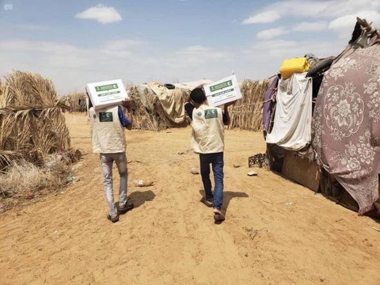 مساعدات غذائية للأسر النازحة من الجوف لمأرب