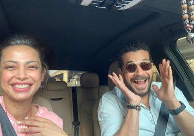 داليا مصطفى تمازح جمهورها بصورة مع زوجها شريف سلامة 