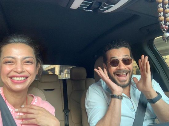 داليا مصطفى تمازح جمهورها بصورة مع زوجها شريف سلامة 