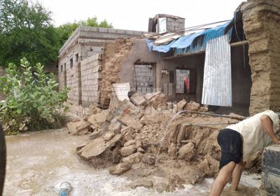 لإهمال الدفاعات الترابية.. السيول تجرف منازل الحصن وتحاصر السكان (صور+ فيديو)