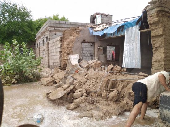 لإهمال الدفاعات الترابية.. السيول تجرف منازل الحصن وتحاصر السكان (صور+ فيديو)