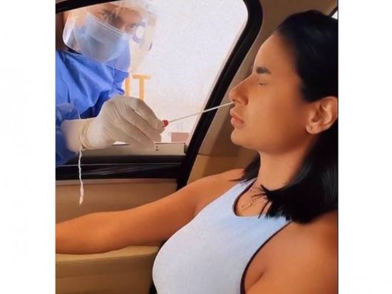 بالفيديو.. جوري بكر تجري مسحة فيروس كورونا