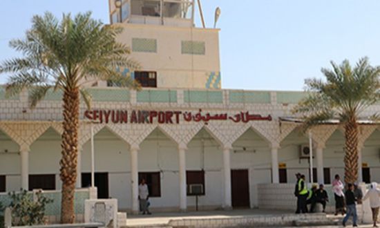 السيول تُعلق رحلات مطار سيئون