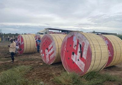 كهرباء عدن تتسلم شحنة كابلات "ضغط عال"