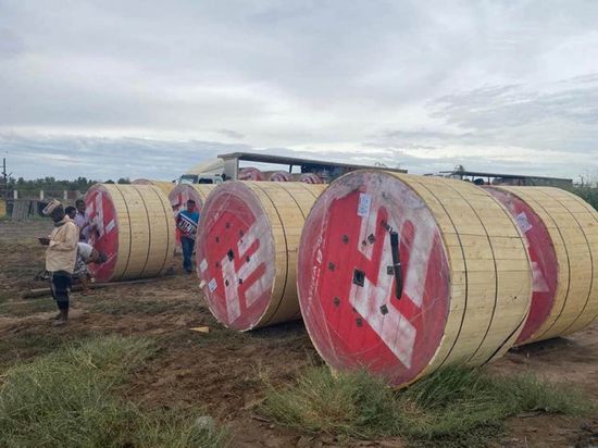 كهرباء عدن تتسلم شحنة كابلات "ضغط عال"