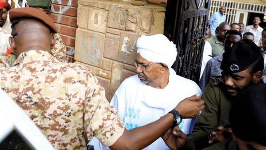السودان.. عمر البشير أول رئيس يحاكم حضوريًا
