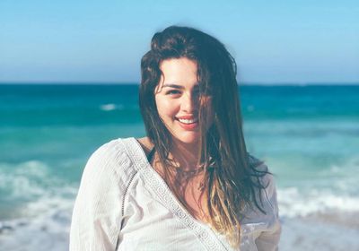 هنادي مهنا أنيقة بالأبيض في جلسة تصوير جديدة