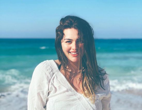 هنادي مهنا أنيقة بالأبيض في جلسة تصوير جديدة