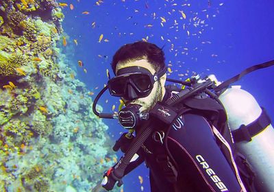 بالصور.. أحمد فهمي يستمتع بإجازته بالغطس تحت الماء في سيناء