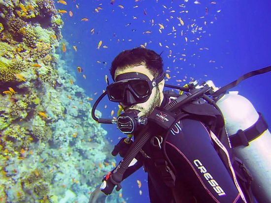 بالصور.. أحمد فهمي يستمتع بإجازته بالغطس تحت الماء في سيناء