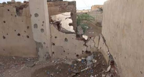 شاهد آثار القصف الحوثي لمسجد ومنزل ببيت مغاري
