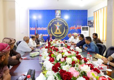 الإدارة الذاتية وجمعية الصرافين تبحثان أبعاد تدهور الريال