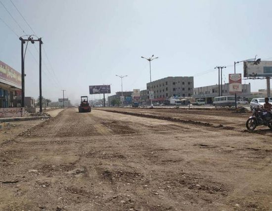 استمرار أعمال صيانة الشارع العام في فوة بالمكلا (صور)