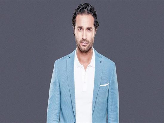 كريم فهمي يستعرض لياقته بصور جديدة