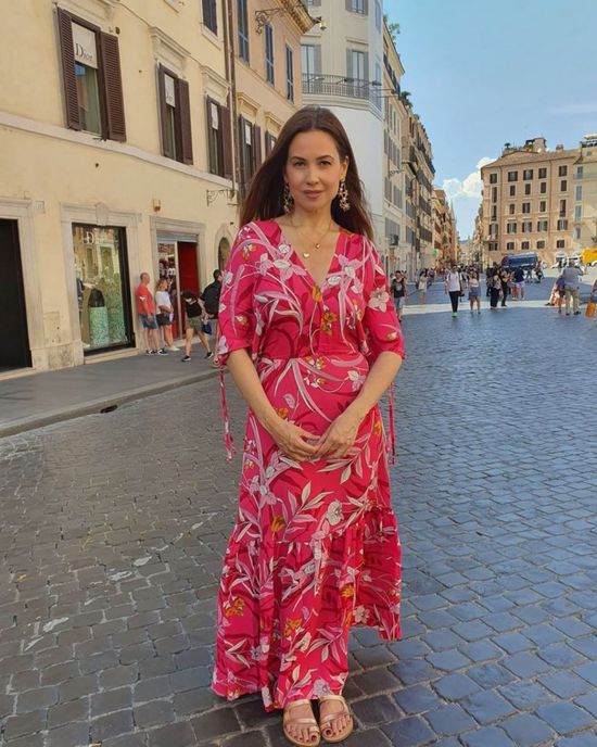 ريا أبي راشد تخطف الأنظار بجلسة تصوير في شوارع روما