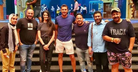 فريق عمل مسرحية علاء الدين يحتفل بعيد ميلاد أحمد عز (فيديو)