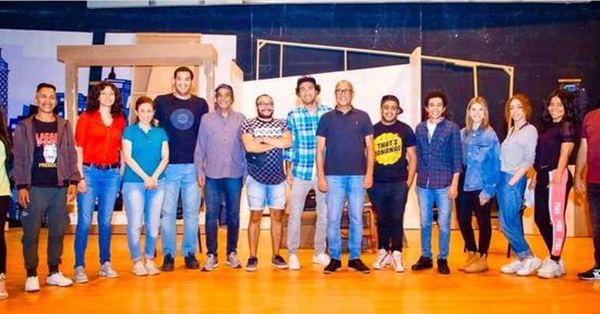 علي ربيع برفقة فريق عمل مسرحية "صباحية مباركة"