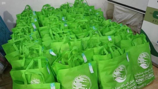 سلمان للإغاثة يوزع كسوة "الأضحى" في حضرموت