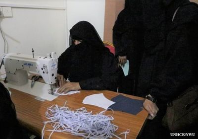 "مفوضية اللاجئين" تدرب نازحات على حياكة الكمامات
