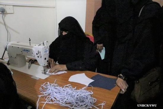 "مفوضية اللاجئين" تدرب نازحات على حياكة الكمامات
