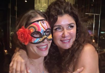 منة شلبي تحتفل بعيد ميلادها بصحبة غادة عادل (فيديو)