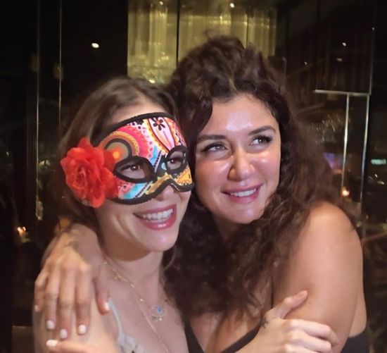 منة شلبي تحتفل بعيد ميلادها بصحبة غادة عادل (فيديو)