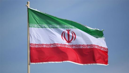 صحفي يكشف حيلة الملالي لإيقاف انهيار العملة الإيرانية