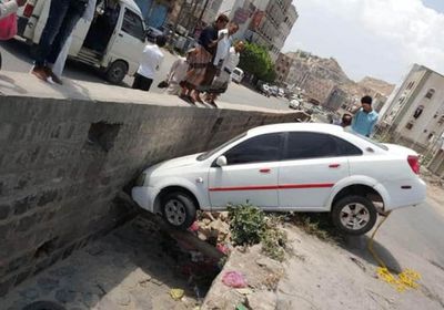 اصطدام سيارة بمجرى السيول في وادي القاضي بتعز