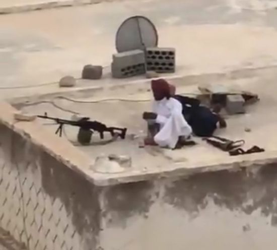 شاهد.. قناصة يحتلون منازل المواطنين في المهرة لمنع التظاهر غدا