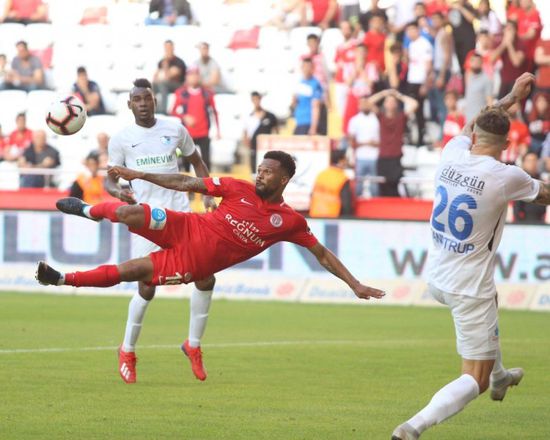 انطاليا سبور يتعادل بصعوبة مع جالطة سراي