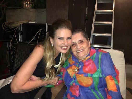 يسرا تحيي الذكرى الأولى لوفاة والدتها 