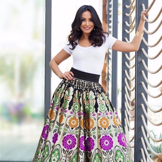 بالصور.. ميس حمدان تمارس تمرينات رياضية قاسية على الشاطئ