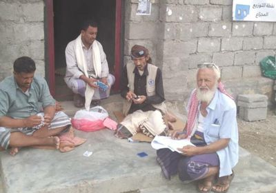 "انتقالي المضاربة" يوزع بطاقات مستفيدي "الغذاء العالمي"