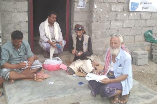 "انتقالي المضاربة" يوزع بطاقات مستفيدي "الغذاء العالمي"